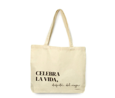 bolsa de asas con frase celebra la vida y disfruta del viaje. Un detalle últil y original para los invitados a tu boda